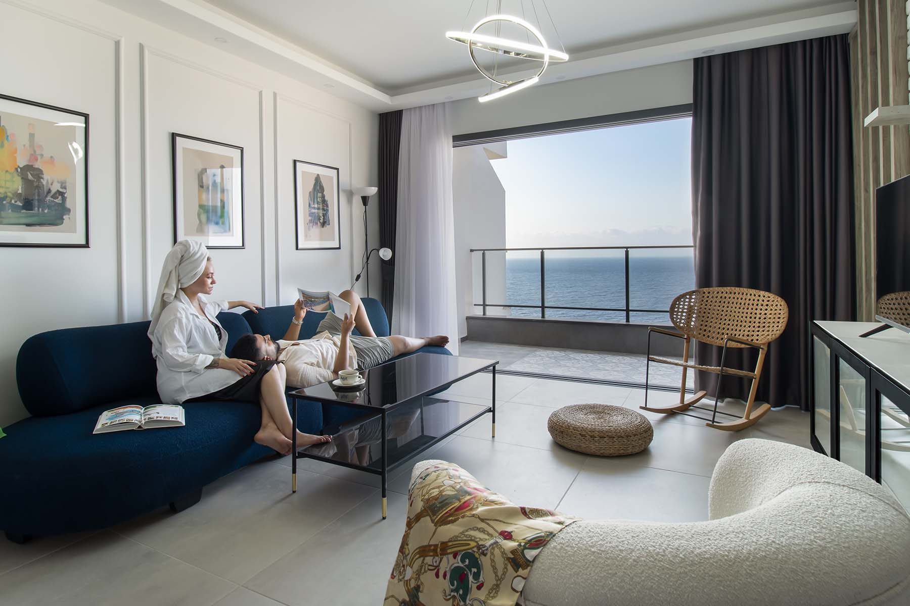 Living room with a sea view at Caesar Cliff